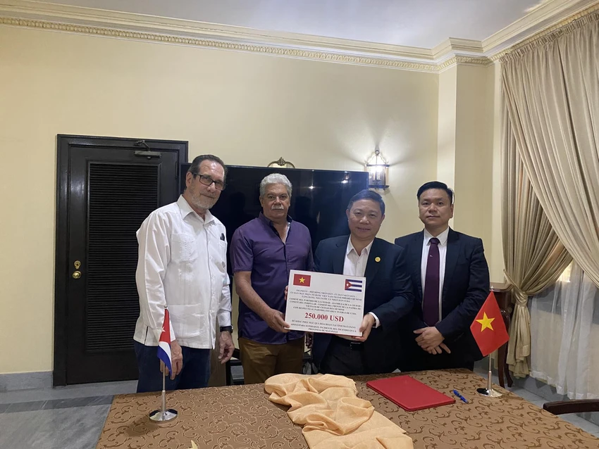 Phó Chủ tịch UBND TP.HCM Dương Anh Đức chuyển số tiền 250.000 USD cho ông Raul Rodriguez Carricate, Vụ trưởng Vụ Hợp tác Quốc tế, Bộ Ngoại thương và Đầu tư Cuba. Ảnh: Sở Ngoại vụ TP.HCM Phó Chủ tịch UBND TP.HCM Dương Anh Đức chuyển số tiền 250.000 USD cho ông Raul Rodriguez Carricate, Vụ trưởng Vụ Hợp tác Quốc tế, Bộ Ngoại thương và Đầu tư Cuba