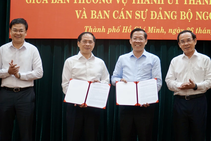Đại diện Ban Thường vụ Thành ủy TP.HCM và Ban cán sự Đảng Bộ Ngoại giao trao đổi quy chế phối hợp. Ảnh: BẢO PHƯƠNG Đại diện Ban Thường vụ Thành ủy TP.HCM và Ban cán sự Đảng Bộ Ngoại giao trao đổi quy chế phối hợp