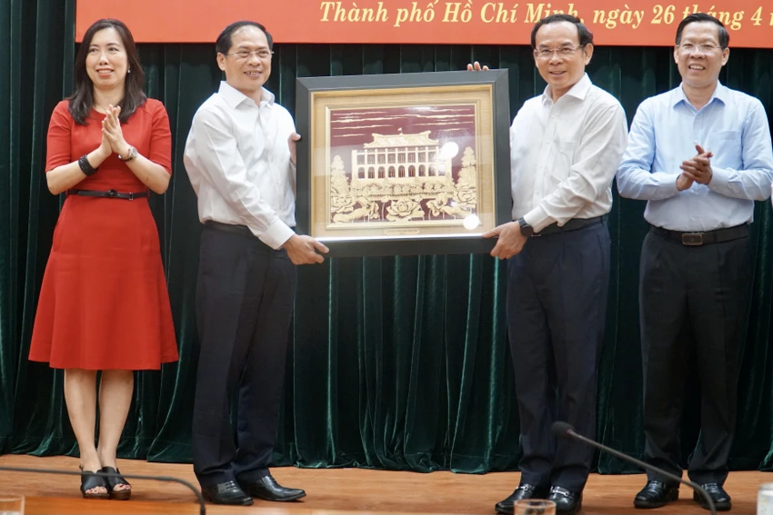 Bí thư Nguyễn Văn Nên trao quà lưu niệm TP.HCM gửi tặng cho Bộ trưởng Bộ Ngoại giao Bùi Thanh Sơn. Ảnh: BẢO PHƯƠNG Bí thư Nguyễn Văn Nên trao quà lưu niệm TP.HCM gửi tặng cho Bộ trưởng Bộ Ngoại giao Bùi Thanh Sơn