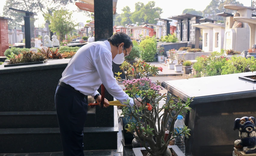 Bí thư Thành ủy Nguyễn Văn Nên dâng hương các Mẹ Việt Nam anh hùng; các anh hùng liệt sĩ tại Nghĩa trang Liệt sĩ TP.HCM. Ảnh: VÕ THƠ Bí thư Thành ủy Nguyễn Văn Nên dâng hương các Mẹ Việt Nam anh hùng; các anh hùng liệt sĩ tại Nghĩa trang Liệt sĩ TP.HCM. Ảnh: VÕ THƠ