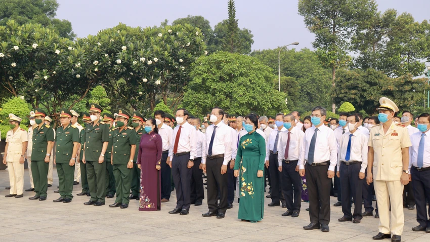 Đoàn đại biểu dâng hương, dâng hoa tri ân các thế hệ lãnh đạo, các bậc lão thành cách mạng tại Nghĩa trang TP.HCM. Ảnh: VÕ THƠ Đoàn đại biểu dâng hương, dâng hoa tri ân các thế hệ lãnh đạo, các bậc lão thành cách mạng tại Nghĩa trang TP.HCM. Ảnh: VÕ THƠ