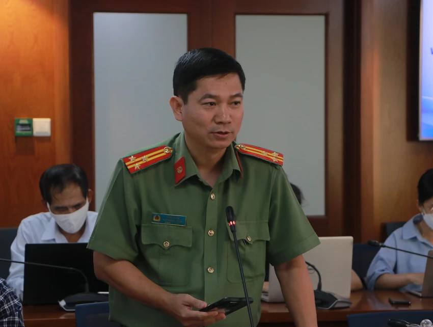 Thượng tá Lê Mạnh Hà, Phó trưởng phòng tham mưu Công an TP.HCM (CATP) đã có thông tin về tình hình cấp hộ chiếu cho người dân. Thượng tá Lê Mạnh Hà, Phó trưởng phòng tham mưu Công an TP.HCM (CATP) đã có thông tin về tình hình cấp hộ chiếu cho người dân.