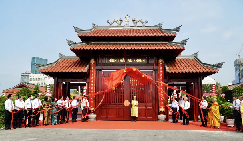 Các đại biểu thực hiện nghi thức khai môn Đình thần An Khánh. Ảnh: PHƯƠNG ĐẶNG