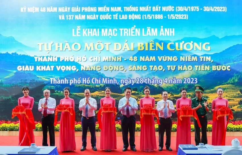 Các đại biểu cắt băng khai mạc triển lãm. Ảnh: PHƯƠNG ĐẶNG Các đại biểu cắt băng khai mạc triển lãm