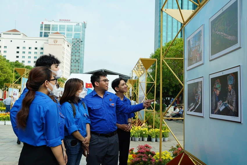 Nhiều bạn trẻ, thanh thiếu niên đến tham quan triễn lãm. Ảnh: PHƯƠNG ĐẶNG Nhiều bạn trẻ, thanh thiếu niên đến tham quan triễn lãm