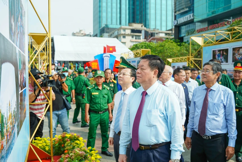 Trưởng Ban Tuyên giáo Trung ương Nguyễn Trọng Nghĩa cùng đại biểu tham quan triển lãm. Ảnh: PHƯƠNG ĐẶNG Trưởng Ban Tuyên giáo Trung ương Nguyễn Trọng Nghĩa cùng đại biểu tham quan triển lãm