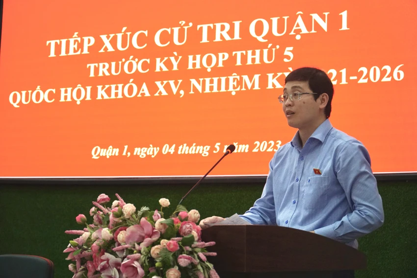 ĐB Đỗ Đức Hiển trả lời kiến nghị của cử tri. Ảnh: BP ĐB Đỗ Đức Hiển trả lời kiến nghị của cử tri. Ảnh: BP
