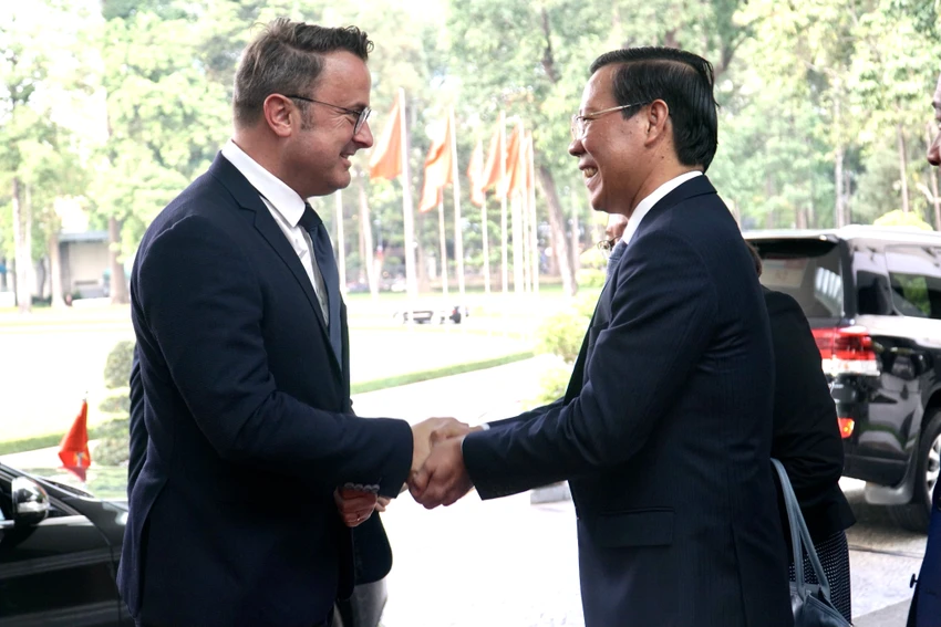 Chủ tịch UBND TP.HCM Phan Văn Mãi tiếp ông Xavier Bettel, Thủ tướng Luxembourg. Ảnh: BẢO PHƯƠNG