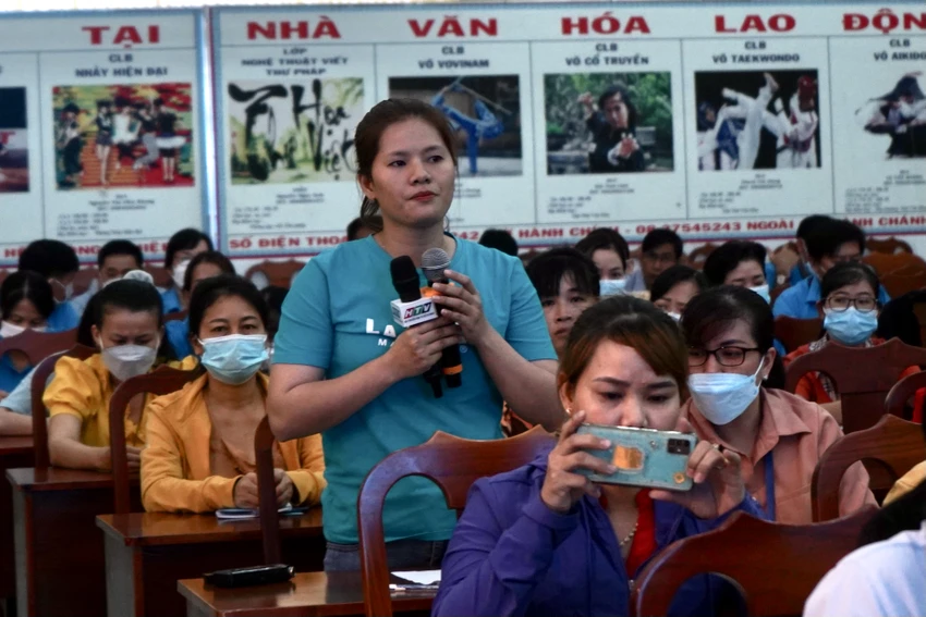 Cử tri Nguyễn Thị Thanh Vy (Công ty TNHH Pouyen Việt Nam) tại buổi tiếp xúc. Ảnh: BẢO PHƯƠNG Cử tri Nguyễn Thị Thanh Vy (Công ty TNHH Pouyen Việt Nam) tại buổi tiếp xúc. Ảnh: BẢO PHƯƠNG