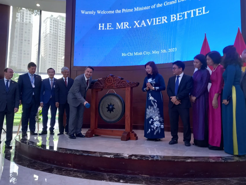 Thủ tướng Xavier Bettel gõ chiêng mở phiên giao dịch tại Sở Giao dịch Chứng khoán TP.HCM. Ảnh: M.H