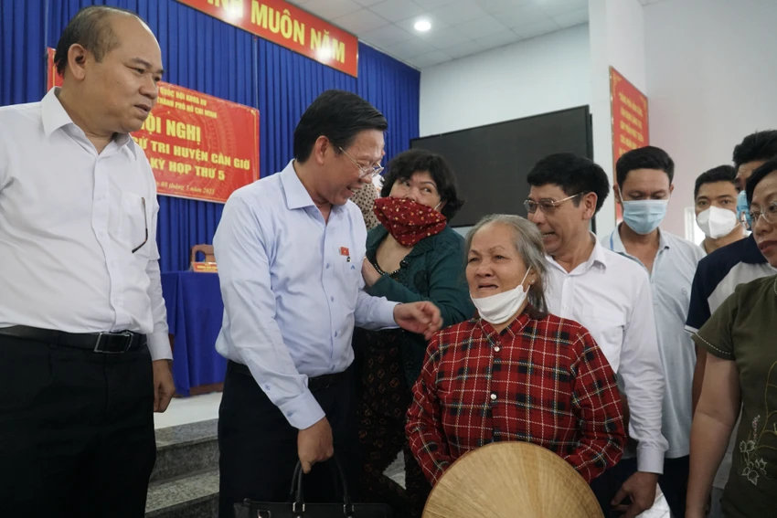 Chủ tịch UBND TP.HCM Phan Văn Mãi (thứ 2, từ trái sang) trò chuyện với cử tri huyện Cần Giờ. Ảnh: BẢO PHƯƠNG Chủ tịch UBND TP.HCM Phan Văn Mãi (thứ 2, từ trái sang) trò chuyện với cử tri huyện Cần Giờ. Ảnh: BẢO PHƯƠNG