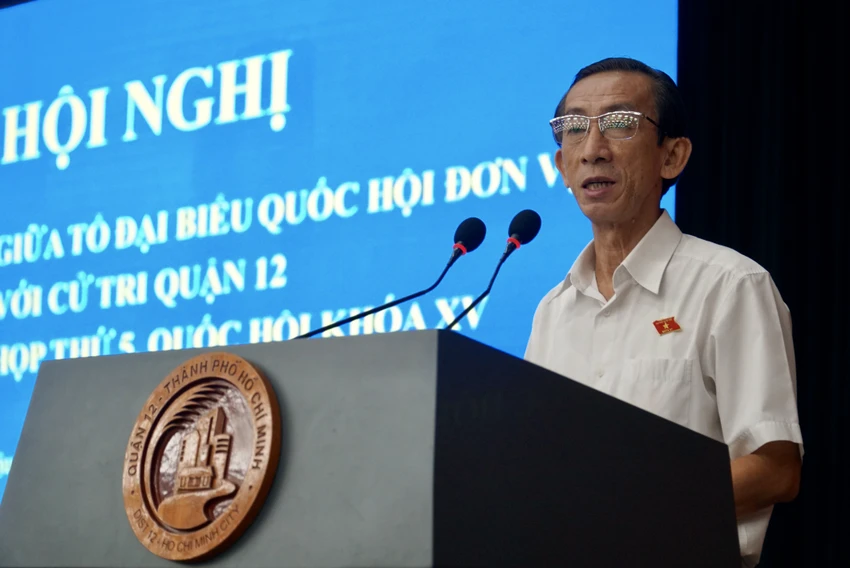 Ông Trần Hoàng Ngân, Viện trưởng Viện Nghiên cứu Phát triển TP.HCM, trả lời kiến nghị của cử tri. Ảnh: BP