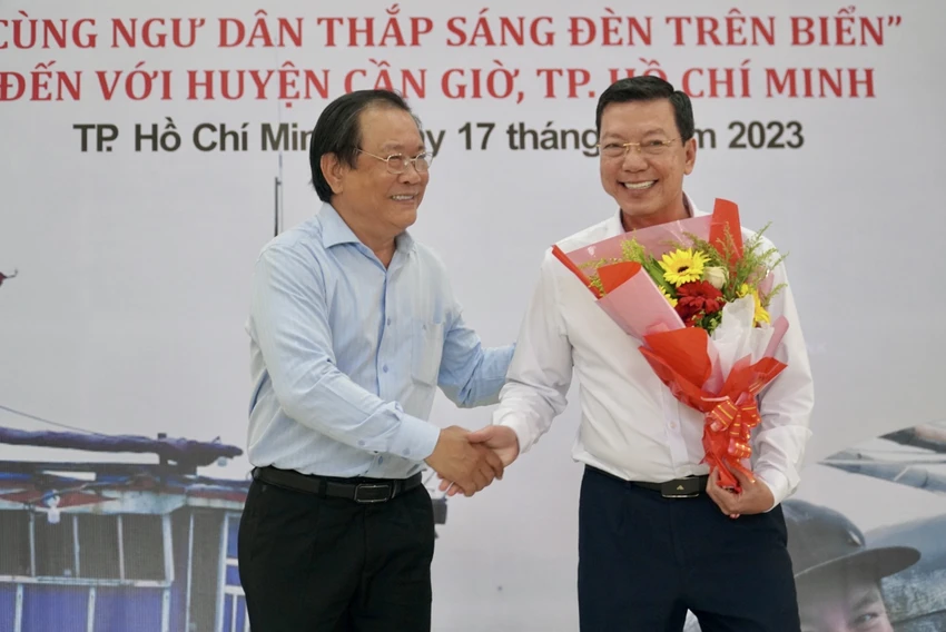 Tổng biên tập Báo Pháp Luật TP.HCM Mai Ngọc Phước tặng hoa cảm ơn Chủ tịch UBND huyện Cần Giờ Nguyễn Văn Hồng.