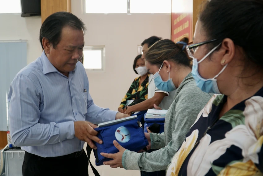 Tổng biên tập Báo Pháp Luật TP.HCM Mai Ngọc Phước trao các phần quà cho gia đình các hộ ngư dân ở Cần Giờ.