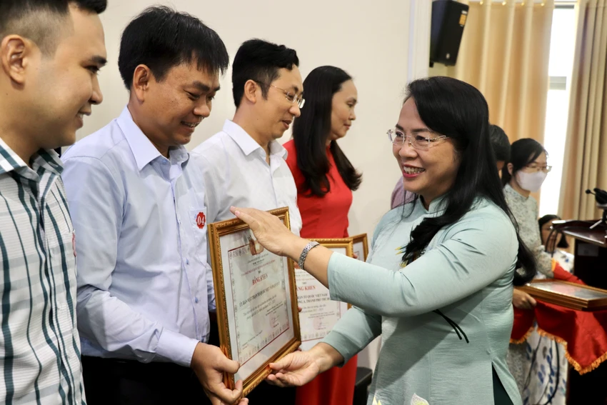 Chủ tịch Ủy ban MTTQ Việt Nam TP.HCM Trần Kim Yến trao bằng khen tuyên dương tập thể, cá nhân thực hiện tốt việc Học tập và làm theo tư tưởng, đạo đức, phong cách Hồ Chí Minh