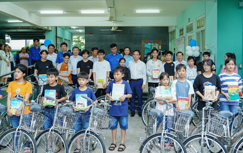 Phó Thủ tướng Trần Lưu Quang thăm, tặng quà trẻ có hoàn cảnh kém may mắn ảnh 5 Phó Thủ tướng Trần Lưu Quang thăm, tặng quà trẻ có hoàn cảnh kém may mắn ảnh 5