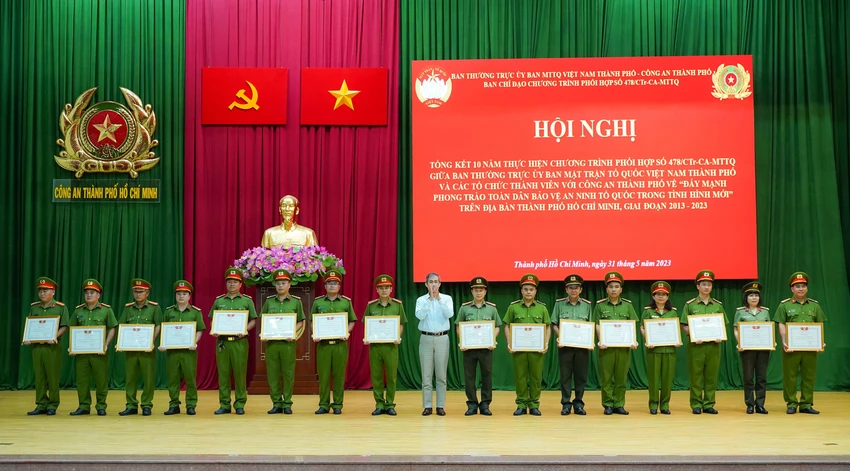 Ông Võ Văn Thiện, Trưởng ban Công tác phía Nam Ủy ban Trung ương MTTQ Việt Nam Trao tặng bằng khen cho tập thể và cá nhân có thành tích trong phong trào toàn dân bảo vệ an ninh Tổ quốc. Ảnh: BẢO PHƯƠNG Ông Võ Văn Thiện, Trưởng ban Công tác phía Nam Ủy ban Trung ương MTTQ Việt Nam Trao tặng bằng khen cho tập thể và cá nhân có thành tích trong phong trào toàn dân bảo vệ an ninh Tổ quốc. Ảnh: BẢO PHƯƠNG
