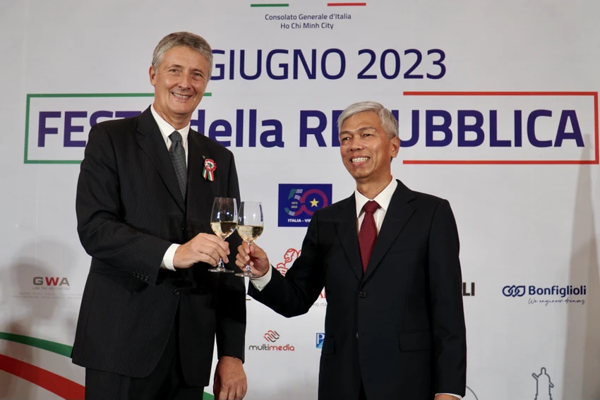 Phó Chủ tịch UBND TP.HCM Võ Văn Hoan và Tổng Lãnh sự Italia tại TP.HCM Enrico Padula tại lễ kỷ niệm. Ảnh: PĐ Phó Chủ tịch UBND TP.HCM Võ Văn Hoan và Tổng Lãnh sự Italia tại TP.HCM Enrico Padula tại lễ kỷ niệm. Ảnh: PĐ