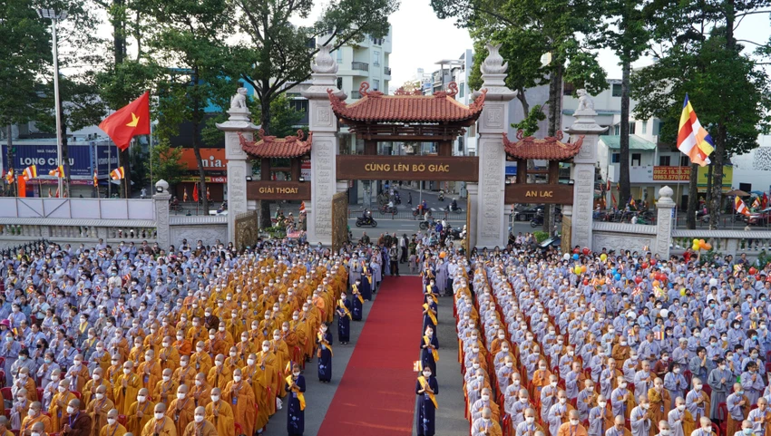 Hàng ngàn người dự Đại lễ Phật đản Phật lịch 2567 tại Việt Nam Quốc tự (quận 10, TP.HCM). Ảnh: LV Hàng ngàn người dự Đại lễ Phật đản Phật lịch 2567 tại Việt Nam Quốc tự (quận 10, TP.HCM). Ảnh: LV