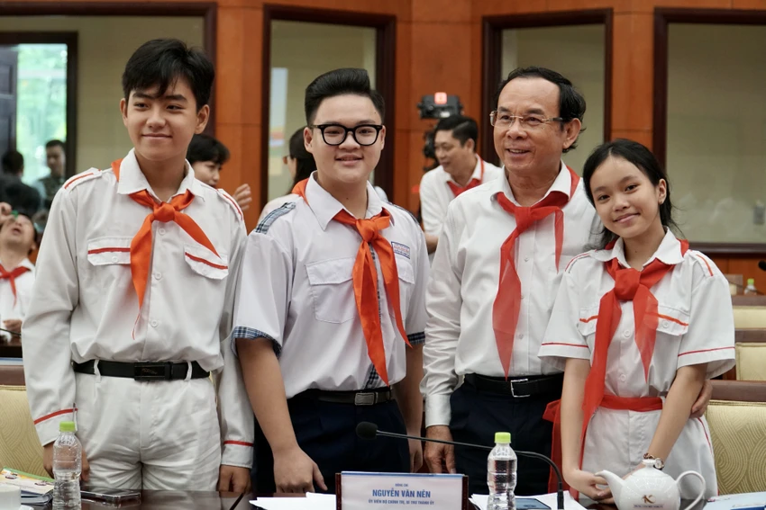 Bí thư Nguyễn Văn Nên chụp ảnh lưu niệm cùng các em thiếu nhi. Ảnh: BẢO PHƯƠNG Bí thư Nguyễn Văn Nên chụp ảnh lưu niệm cùng các em thiếu nhi. Ảnh: BẢO PHƯƠNG