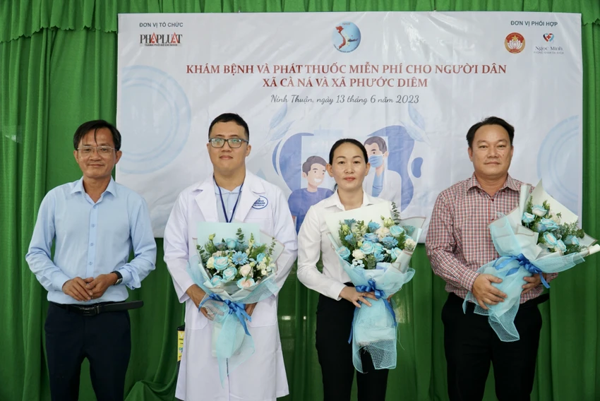 Phát biểu tại chương trình, Phó Tổng biên tập thường trực báo Pháp Luật TP.HCM Nguyễn Đức Hiển (ngoài cùng, bìa trái), cho biết chương trình “Cùng ngư dân thắp sáng đèn trên biển” của báo tổ chức nhằm hỗ trợ cho ngư dân 28 tỉnh, thành có biển. Tại mỗi địa phương, chương trình sẽ có những hoạt động khác nhau, tại Ninh Thuận, báo Pháp Luật TP.HCM tổ chức thêm chương trình khám chữa bệnh cho bà con hai xã. Trong ảnh: Phó Tổng biên tập thường trực báo Pháp Luật TP.HCM Nguyễn Đức Hiển tặng hoa cho đoàn bác sĩ. Ảnh: BẢO PHƯƠNG