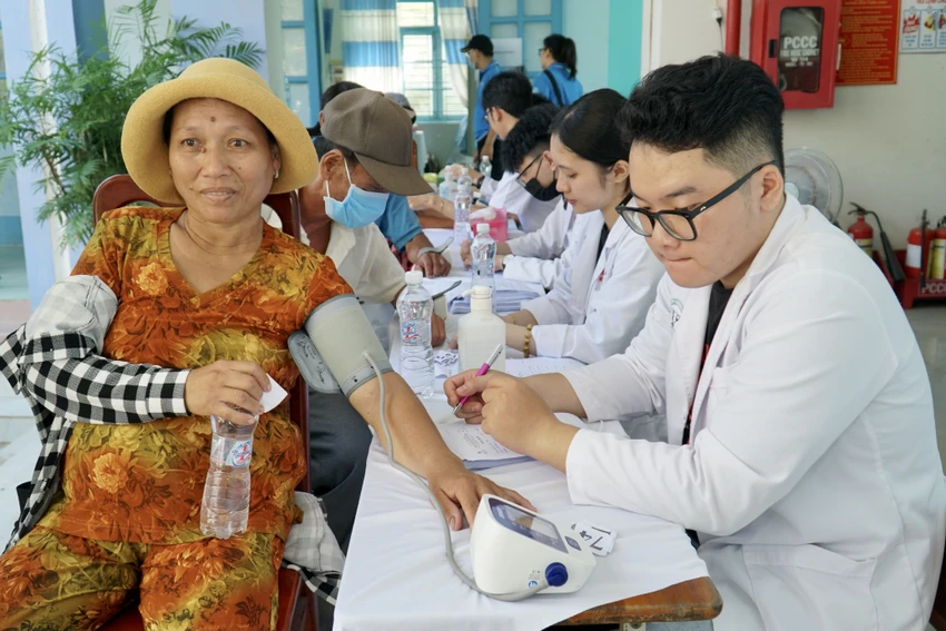 Khi đến điểm thăm khám tại trường Tiểu học Lạc Nghiệp thuộc xã Cà Ná, người dân được hướng dẫn di chuyển đến nơi đo huyết áp. Ảnh: BẢO PHƯƠNG