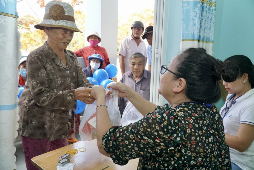 Sau khi thăm khám và tư vấn bệnh lý, đoàn bác sĩ sẽ phát thuốc, hướng dẫn bệnh nhân cách sử dụng thuốc, tư vấn chế độ ăn uống, lối sống phù hợp. Ảnh: BẢO PHƯƠNG