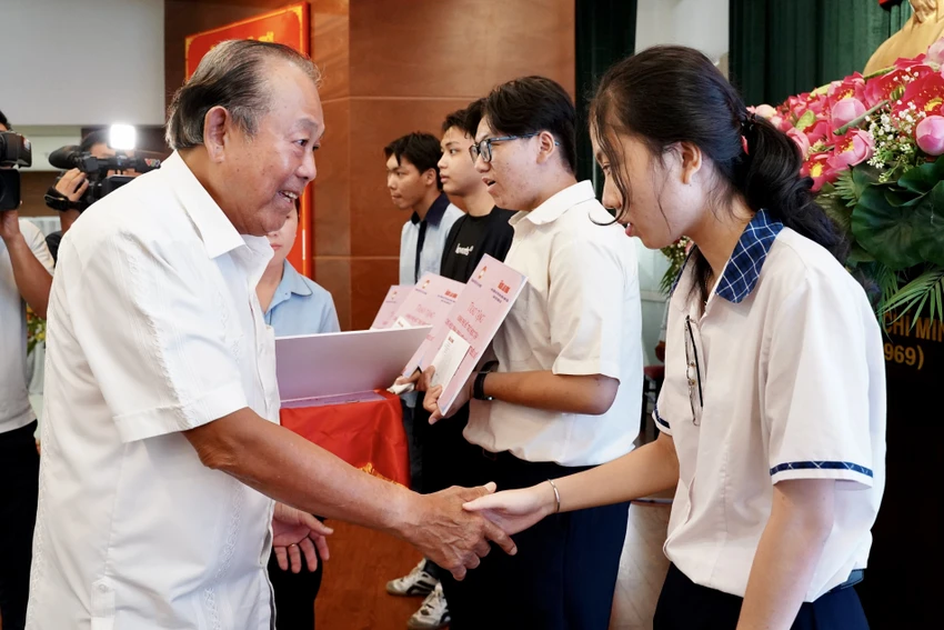 Ông Trương Hòa Bình, nguyên Ủy viên Bộ Chính trị, nguyên Phó Thủ tướng Thường trực trao bảng tượng trưng và động viên các em cố gắng học tập. Ảnh: BẢO PHƯƠNG Ông Trương Hòa Bình, nguyên Ủy viên Bộ Chính trị, nguyên Phó Thủ tướng Thường trực trao bảng tượng trưng và động viên các em cố gắng học tập. Ảnh: BẢO PHƯƠNG