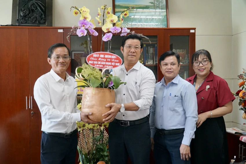 Phó Chủ tịch UBND quận 4 Võ Thanh Dũng tặng hoa chúc mừng báo Pháp Luật TP.HCM dịp 21-6. Ảnh: BẢO PHƯƠNG Phó Chủ tịch UBND quận 4 Võ Thanh Dũng tặng hoa chúc mừng báo Pháp Luật TP.HCM dịp 21-6. Ảnh: BẢO PHƯƠNG