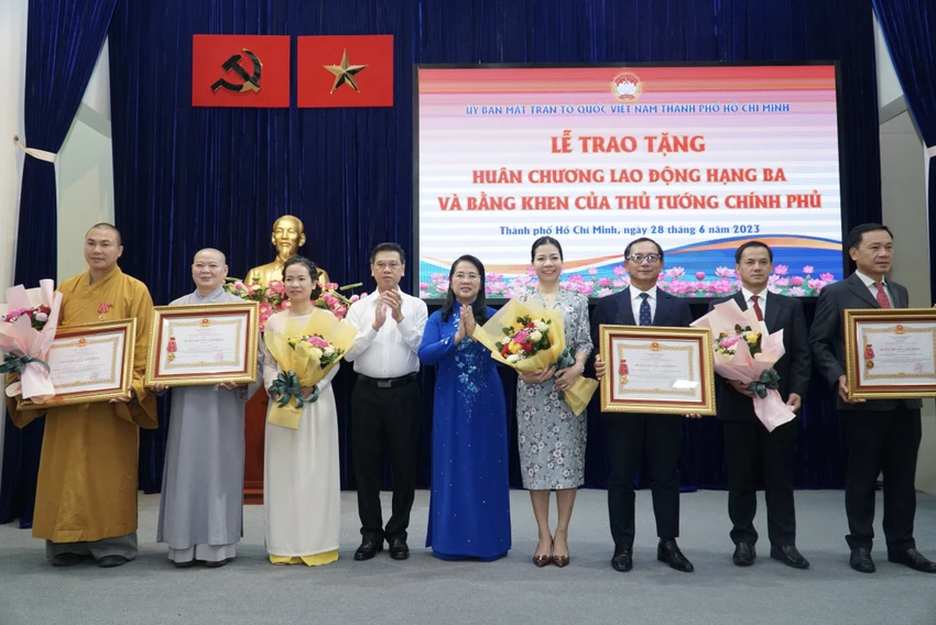 Chủ tịch Ủy ban MTTQ Việt Nam TP.HCM Trần Kim Yến (giữa) và Phó Chủ tịch HĐND TP.HCM Nguyễn Văn Dũng (thứ 4 từ trái sang) trao Huân chương Lao động hạng Ba cho ba tập thể và một cá nhân. Ảnh: BP Chủ tịch Ủy ban MTTQ Việt Nam TP.HCM Trần Kim Yến (giữa) và Phó Chủ tịch HĐND TP.HCM Nguyễn Văn Dũng (thứ 4 từ trái sang) trao Huân chương Lao động hạng Ba cho ba tập thể và một cá nhân. Ảnh: BP