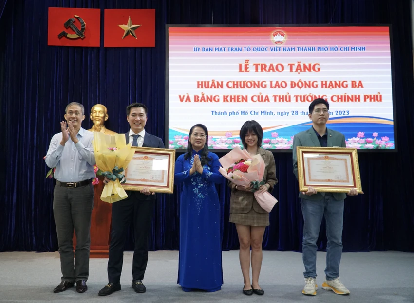 Trưởng Ban công tác phía Nam Ủy ban Trung ương MTTQ Việt Nam Võ Văn Thiện (bìa trái) và Chủ tịch Ủy ban MTTQ Việt Nam TP.HCM Trần Kim Yến (giữa) trao bằng khen của Thủ tướng cho hai tập thể. Ảnh: BẢO PHƯƠNG Trưởng Ban công tác phía Nam Ủy ban Trung ương MTTQ Việt Nam Võ Văn Thiện (bìa trái) và Chủ tịch Ủy ban MTTQ Việt Nam TP.HCM Trần Kim Yến (giữa) trao bằng khen của Thủ tướng cho hai tập thể. Ảnh: BẢO PHƯƠNG