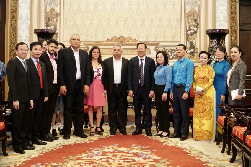 Đoàn đại biểu chụp hình lưu niệm. Ảnh: BẢO PHƯƠNG Đoàn đại biểu chụp hình lưu niệm. Ảnh: BẢO PHƯƠNG