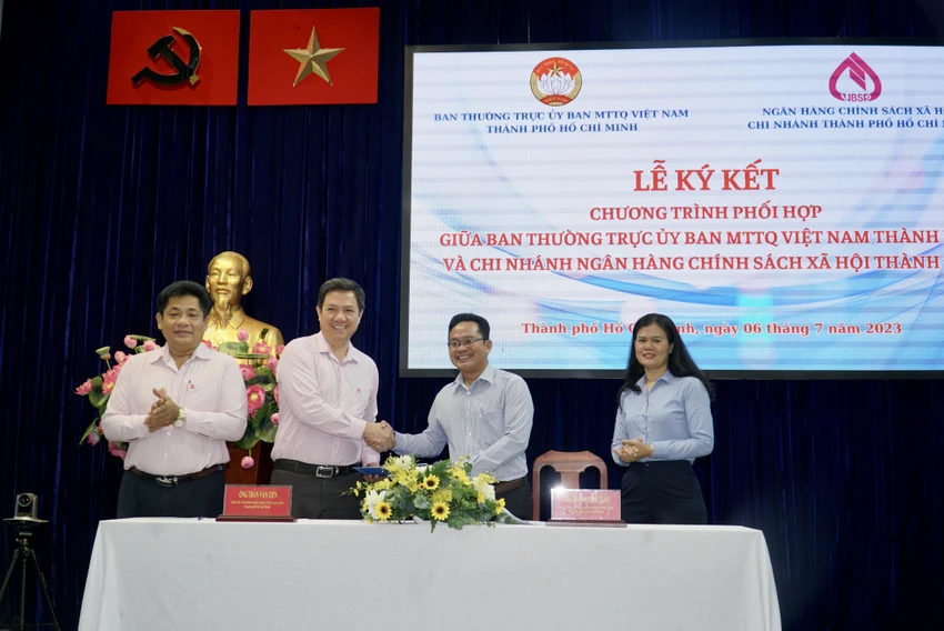 Đại diện Ban Thường trực Ủy ban MTTQ Việt Nam TP.HCM và Ngân hàng Chính sách xã hội chi nhánh TP.HCM ký kết chương trình phối hợp. Ảnh: BẢO PHƯƠNG