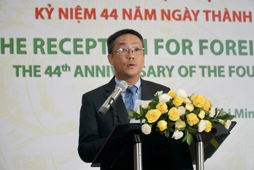 Phó Giám đốc Sở Ngoại vụ TP Phạm Dứt Điểm thay mặt lãnh đạo TP.HCM đến chúc mừng kỷ niệm 44 năm Ngày thành lập FOSCO. Ảnh: BẢO PHƯƠNG Phó Giám đốc Sở Ngoại vụ TP Phạm Dứt Điểm thay mặt lãnh đạo TP.HCM đến chúc mừng kỷ niệm 44 năm Ngày thành lập FOSCO. Ảnh: BẢO PHƯƠNG