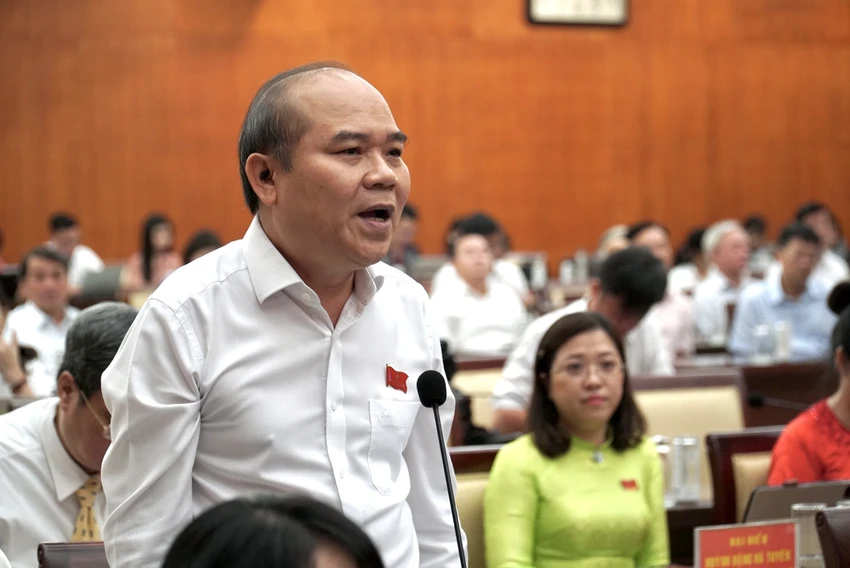 ĐB Trần Văn Bảy, Phó Giám đốc Sở TN&MT TP, phát biểu tại kỳ họp. Ảnh: BẢO PHƯƠNG ĐB Trần Văn Bảy, Phó Giám đốc Sở TN&MT TP, phát biểu tại kỳ họp. Ảnh: BẢO PHƯƠNG