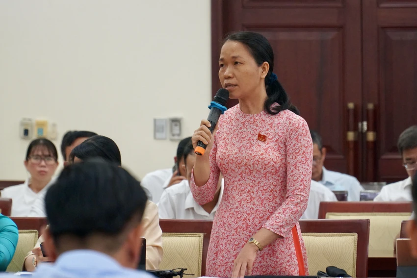 Đại biểu Lê Thị Trúc Lâm (quận 12) nêu ý kiến tại buổi thảo luận. Ảnh: BẢO PHƯƠNG