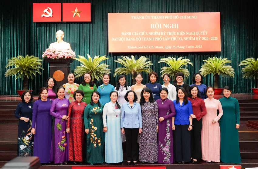 Thường trực Ban Bí thư Trương Thị Mai cùng với đại biểu nữ TP.HCM chụp ảnh lưu niệm. Ảnh: BẢO PHƯƠNG Thường trực Ban Bí thư Trương Thị Mai cùng với đại biểu nữ TP.HCM chụp ảnh lưu niệm. Ảnh: BẢO PHƯƠNG