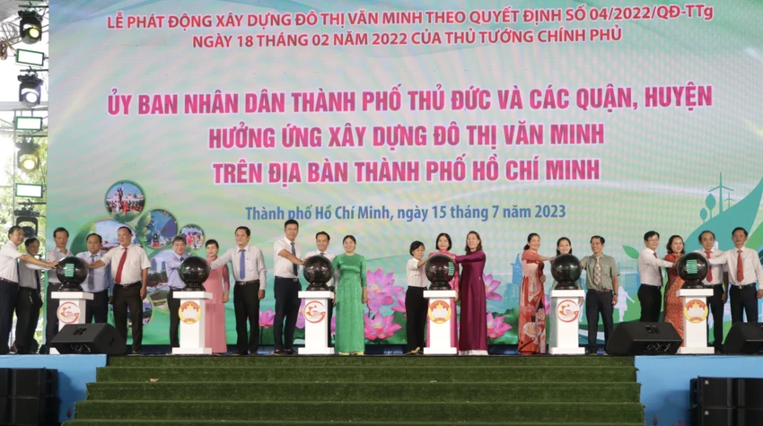 Đại diện UBND 21 quận, huyện và TP Thủ Đức thực hiện nghi thức hưởng ứng lễ phát động. Ảnh: Q.S Đại diện UBND 21 quận, huyện và TP Thủ Đức thực hiện nghi thức hưởng ứng lễ phát động. Ảnh: Q.S