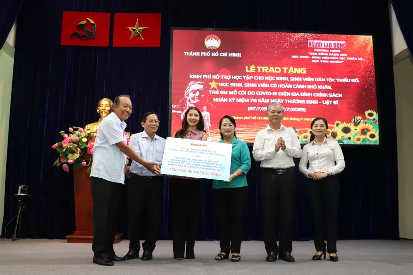Các đơn vị tiếp nhận bảng kinh phí tượng trưng. Ảnh: T.V Các đơn vị tiếp nhận bảng kinh phí tượng trưng. Ảnh: T.V