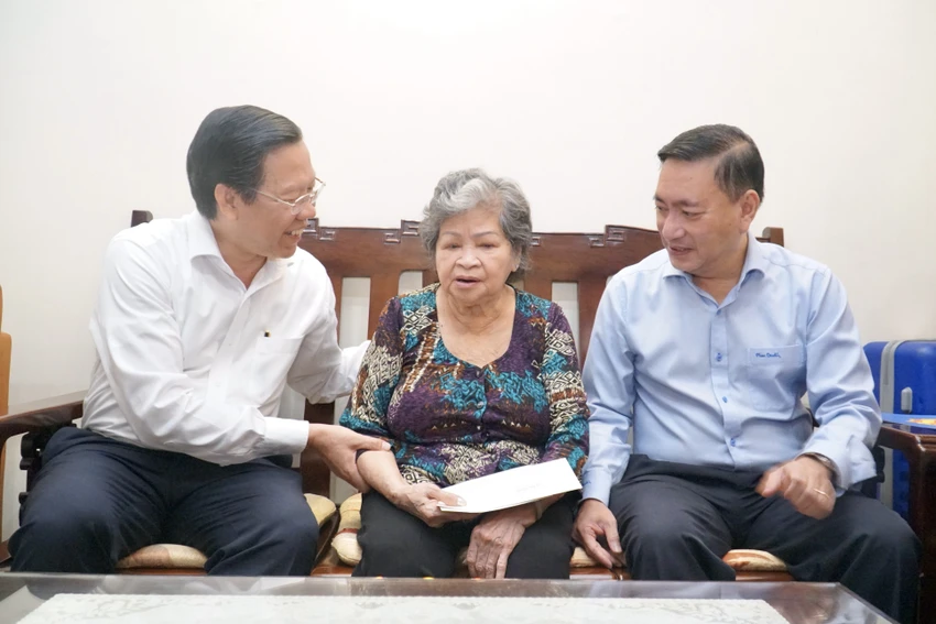 Chủ tịch UBND TP.HCM Phan Văn Mãi (bìa trái) và Bí thư Quận ủy Quận 3 Phạm Thành Kiên (bìa phải) đến thăm hỏi sức khỏe Mẹ Việt Nam anh hùng Nguyễn Thị Bê. Ảnh: BẢO PHƯƠNG Chủ tịch UBND TP.HCM Phan Văn Mãi (bìa trái) và Bí thư Quận ủy Quận 3 Phạm Thành Kiên (bìa phải) đến thăm hỏi sức khỏe Mẹ Việt Nam anh hùng Nguyễn Thị Bê. Ảnh: BẢO PHƯƠNG