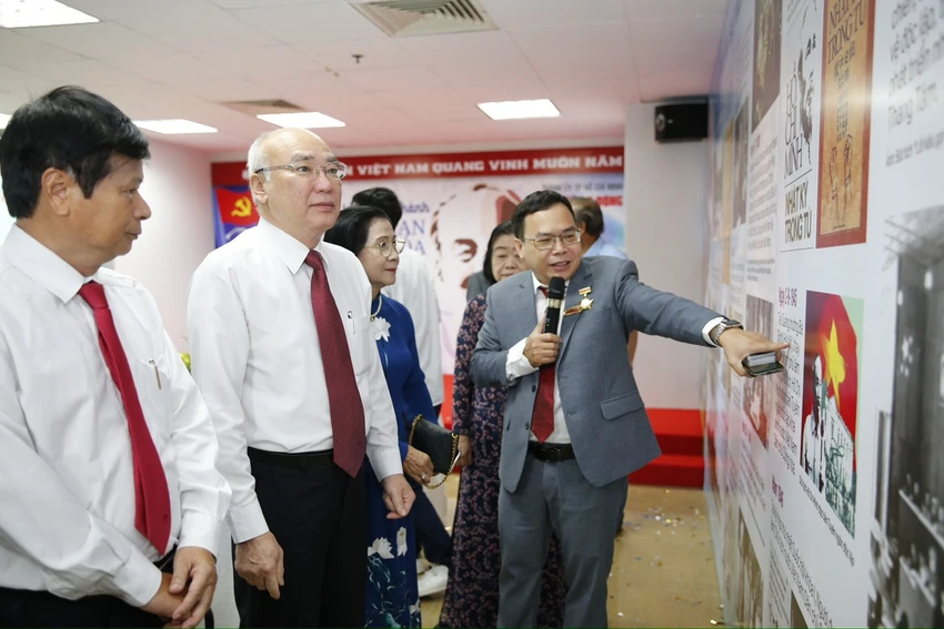 Các đại biểu tham quan "Không gian văn hóa Hồ Chí Minh". Ảnh: HOÀNG TRIỀU Các đại biểu tham quan "Không gian văn hóa Hồ Chí Minh". Ảnh: HOÀNG TRIỀU
