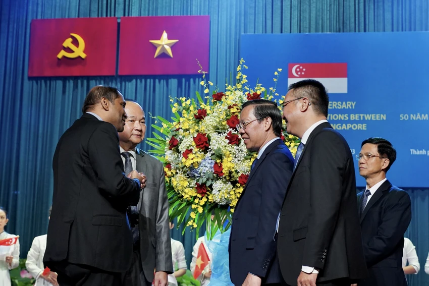 Chủ tịch UBND TP.HCM Phan Văn Mãi thảo luận cùng Đại sứ Singapore Jaya Ratman, Tổng Lãnh sự Singapore Kho Ngee Seng Roy. Ảnh: BẢO PHƯƠNG Chủ tịch UBND TP.HCM Phan Văn Mãi thảo luận cùng Đại sứ Singapore Jaya Ratman, Tổng Lãnh sự Singapore Kho Ngee Seng Roy. Ảnh: BẢO PHƯƠNG