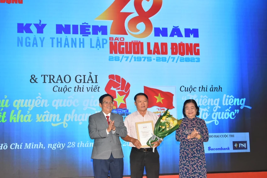 Nguyên Phó Chủ tịch nước Trương Mỹ Hoa (bìa phải) và Tổng biên tập báo Người lao động Tô Đình Tuân (bìa trái) trao giải nhất cuộc thi ảnh cho tác giả Nguyễn Xuân Tư. Ảnh: HOÀNG TRIỀU. Nguyên Phó Chủ tịch nước Trương Mỹ Hoa (bìa phải) và Tổng biên tập báo Người lao động Tô Đình Tuân (bìa trái) trao giải nhất cuộc thi ảnh cho tác giả Nguyễn Xuân Tư. Ảnh: HOÀNG TRIỀU.