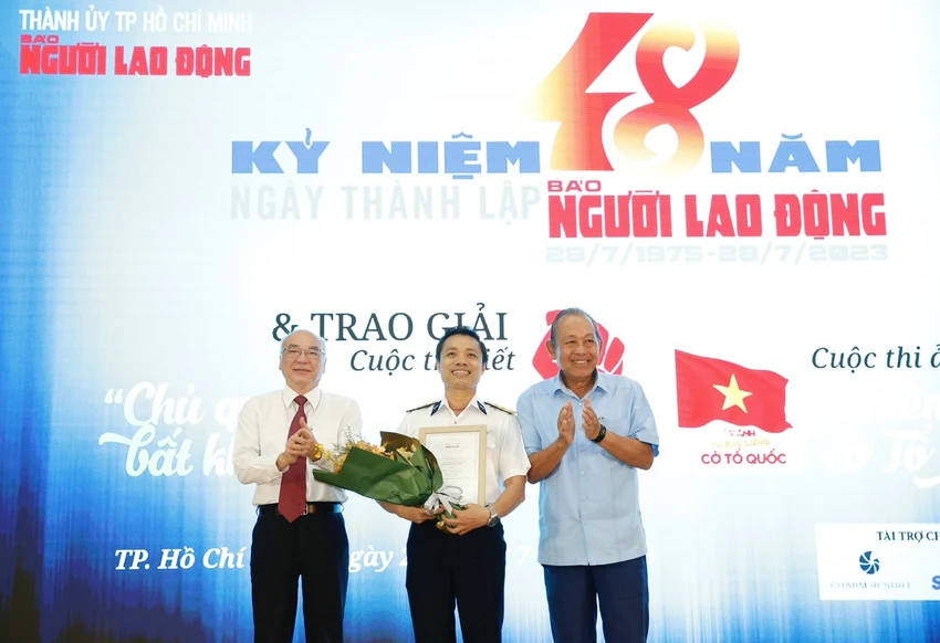 Tác giả Hoàng Long (Mai Thắng) đoạt giải nhất cuộc thi viết “Chủ quyền quốc gia bất khả xâm phạm". Ảnh: HOÀNG TRIỀU Tác giả Hoàng Long (Mai Thắng) đoạt giải nhất cuộc thi viết “Chủ quyền quốc gia bất khả xâm phạm". Ảnh: HOÀNG TRIỀU