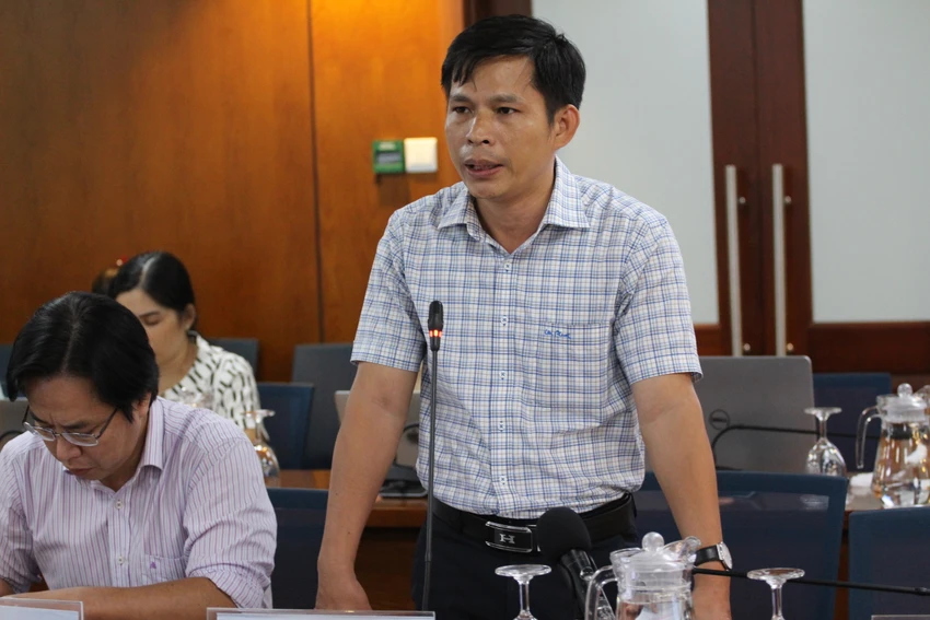 Ông Nguyễn Văn Hiếu, đại diện Sở Nội vụ TP thông tin về việc sắp xếp các đơn vị hành chính trên địa bàn TP.HCM. Ảnh: NGUYỄN NHÂN