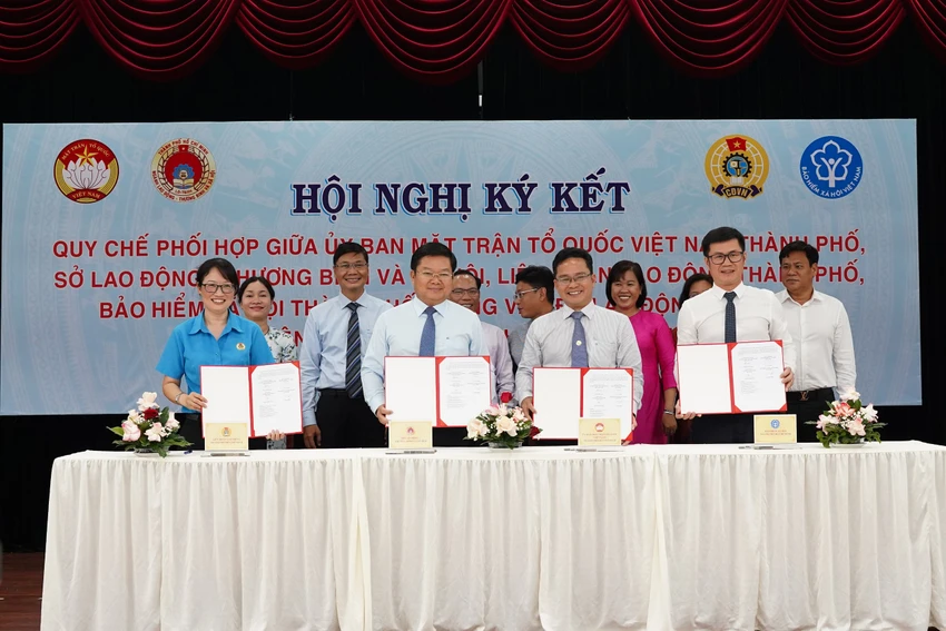 Các đơn vị tham gia ký kết Quy chế phối hợp trong vấn đề lao động - việc làm trên địa bàn TP.HCM. Ảnh: T.V