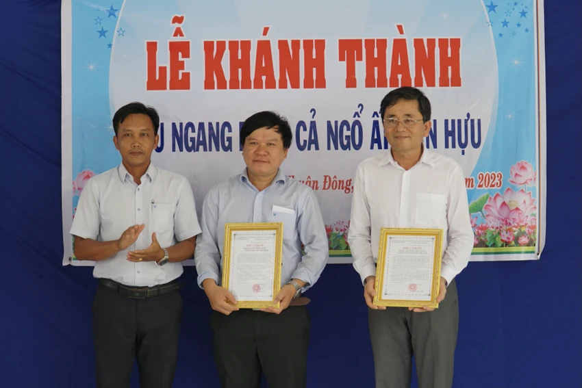 Lãnh đạo xã trao thư cảm ơn cho nhà tài trợ. Ảnh: BẢO PHƯƠNG Lãnh đạo xã trao thư cảm ơn cho nhà tài trợ. Ảnh: BẢO PHƯƠNG