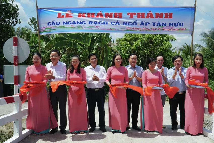 Các đại biểu cắt băng khánh thành cầu Ngang Rạch Cả Ngổ. Ảnh: BẢO PHƯƠNG Các đại biểu cắt băng khánh thành cầu Ngang Rạch Cả Ngổ. Ảnh: BẢO PHƯƠNG
