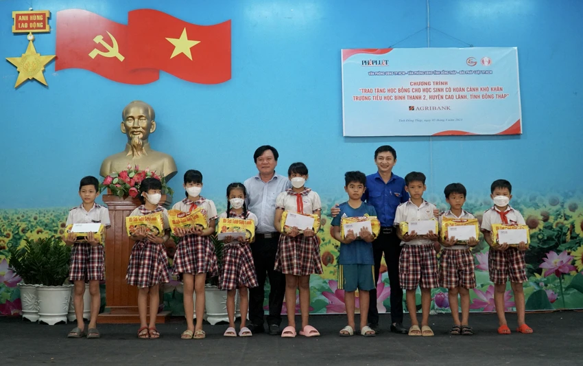 Ông Lê Minh Cường, đại diện báo Pháp Luật TP.HCM và ông Trần Viết Vinh, Bí thư Đoàn Văn phòng UBND tỉnh Đồng Tháp trao quà hỗ trợ các em học sinh. Ảnh: BẢO PHƯƠNG Ông Lê Minh Cường, đại diện báo Pháp Luật TP.HCM và ông Trần Viết Vinh, Bí thư Đoàn Văn phòng UBND tỉnh Đồng Tháp trao quà hỗ trợ các em học sinh. Ảnh: BẢO PHƯƠNG