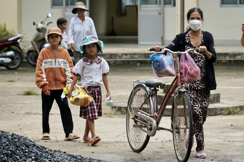 Phần học bổng được kỳ vọng sẽ giúp đỡ các em học sinh trong năm học mới sắp đến. Ảnh: BẢO PHƯƠNG Phần học bổng được kỳ vọng sẽ giúp đỡ các em học sinh trong năm học mới sắp đến. Ảnh: BẢO PHƯƠNG